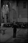 20027-100-17 Symbolische overdracht van twee kaarsenkronen aan het kerkbestuur van de Grote of Sint-Laurenskerk door de ...