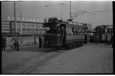 20029-23-17 Stadsrit met historische trams RET in verband met 'Zestig jaar electrische tram in Rotterdam', hier voor ...