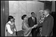 20029-51-42 Indiase ambassadeur Rajkumar Ragunath Sinha met gezin brengt kennismakingsbezoek aan burgemeester Wim ...