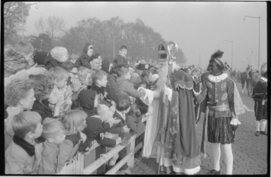 2003-2 Kinderhanden schuddende Sint, begeleid door een Zwarte Piet, op de Parkkade.