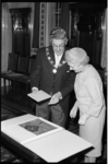 20030-64-42 De Duitse consul-generaal, dr. Margarethe Bitter, krijgt in verband met haar afscheid het platenboek ...
