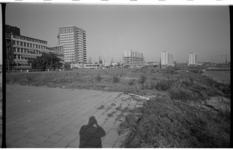 20030-65-18 Maasboulevard, gefotografeerd vanaf Oosterkade met links een gedeelte van het (nieuwe) Havenziekenhuis aan ...