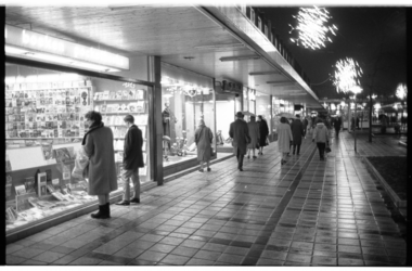 20031-93-13 Publiek bij winkels op de Lijnbaan in verband met de komende feestdagen.