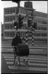 20032-18-35 Dame met kinderwagen op zebra (oversteekplaats) Blaak met op de achtergrond de Jan Prinsschool en de toren ...