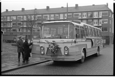 20032-53-0-2L Gratis Schiebroekse Autobusdienst door Schiebroek voor bejaarden, een initiatief van Aad Warby als ...