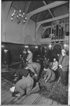 20032-82-13a Turkse gastarbeiders bidden in Sint-Jacobskerk in Den Briel.
