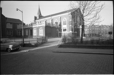 20033-26-16 Oude Kerk in Oud-Charlois aan de Charloisse Kerksingel; links de Prins Willemschool.
