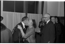 20034-17 E. H. (Ernst) van der Beugel (oud-staatssecretaris en directeur KLM) wordt gefeliciteerd door mevrouw J.M. van ...