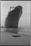 20034-23 ss. Ping-An vrachtvaarder uit Hong Kong is 24-11-1965 vastgelopen op strand bij Ter Heijde.