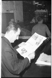 20034-39-6 Redacteur Ruud Haak leest in de drukkerij de weekkrant 'Wacht te kooi', een krant voor zeelieden.