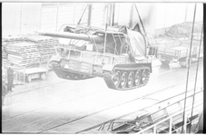 20034-4-34 Legertransport van 175 mm kanonnen bestemd voor de Koninklijke Landmacht met het vrachtschip Korendijk van ...