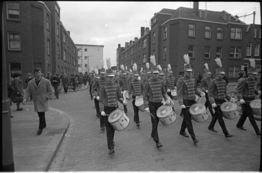 20035-20-27 Tamboer- en Trompetterkorps AHOY' marcheert door Charlois: in de Verboomstraat,
