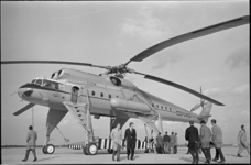 20035-55 Russische Mi-10 helikopter (De Vliegende Kraan) op platform van Luchthaven Rotterdam.