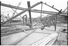 20036-8-41 Ongeval met dakspanten bij sloopwerkzaamheden van staalskelet Ahoy-complex aan de Wytemaweg.
