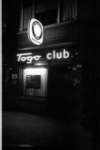 20038-12-8 Exterieur van bar-dancing Togo Club, is geopend in de Tidemanstraat (nr. 81).