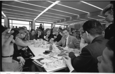 20038-14-13 Acteur Rob de Vries, directeur Nieuw Rotterdams Toneel, geeft uitleg aan groep mensen.