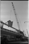 20038-60-6 Een dakelement van het in aanbouw zijnde metrostation Rijnhaven wordt omhoog gehesen.