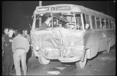 2032 De zwaar beschadigde 'Twee Provinciën'-bus na de aanrijding met een 'RET'-autobus in Oud-IJsselmonde.