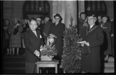 2033-1 Waarnemend burgemeester van Oslo, Brynjulf Bull, (links), stelt de verlichting van de Noorse kerstboom voor het ...