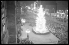 2033-2 Overzicht -vanuit het stadhuis- van de verlichte Noorse kerstboom en belangstellenden op de Coolsingel.
