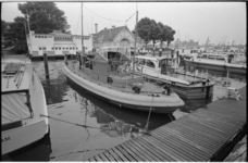 20453-4-17 Nieuwe motorreddingsboot 'Javazee' in de Veerhaven; op de achtergrond het botenhuis en sociëteitsgebouw van ...