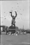 20455-6-8 'Hiroshima'-herdenking bij het beeld 'Verwoeste Stad' van O. Zadkine op Plein 1940, met spandoek en ...