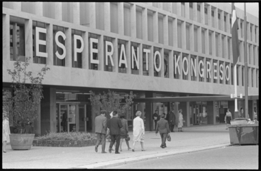 20455-7-35 Esperanto Kongreso, als tekst in de gevel in De Doelen.