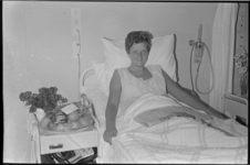 20459-1-2 Tennisster Betty Stöve ligt in ziekenhuisbed.