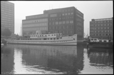 20479-6-19 Opleidingsschip 'de Nederlander', afgemeerd in het Haringvliet, naast het Havenziekenhuis.