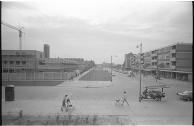 20530-2-10 Overzicht van de T-kruising Duikerstraat (midden-rechtdoor) en Berlagestraat (links).