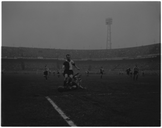 2059-2 Wedstrijdfoto Feyenoord-DOS (4-1) met links (toen nog voor DOS) Hans Kraay in actie tegen Henk Schouten.