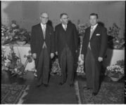2061 Simon Aronius (midden), en zijn 25-jarig jubileum bij het bedrijf, samen met mededirecteuren C. Roggeband (links) ...