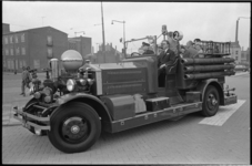 20642-2-37 Brandweerwagen 'Ahrens Fox 2' rijdt rond met bezoekers van de Femina; Femina-directeur J. Hoffman zit naast ...