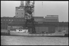 20652-6-22 De coaster 'Trias Trader', afgemeerd aan de Rotterdamsche Lloyd-pier ter hoogte van Loods Borneo.