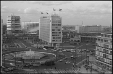 20657-3-35 Hofplein met Shell-kantoor. Op de achtergrond scholencomplex 'Technikon', sportgebouw (-toren) 'Akragon' en ...