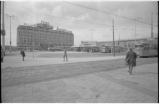 20657-6-21 Stationsplein met busstation, Groot Handelsgebouw en het Centraal Station.