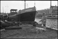20681-4-28 Meisje met haar kinderwagen naast tankschip Esso Nederland 130 bij Scheepsbouw Maatschappij De Hoop aan de ...