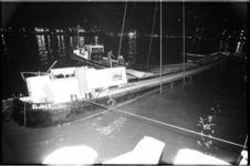 20686-3-39 Lichten van het gezonken binnenvaartschip Eljaco (geladen met insecticiden) in de monding van de Waalhaven.