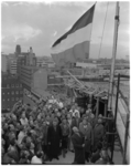 207 Directeur van de Levensverzekeringsmaatschappij Nillmij, H.W. Meijer, hijst de vlag bij het bereiken van hoogste ...