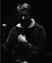 20703-4-39203 Portret van de Amerikaanse acteur Danny Kaye, in de Doelen als dirigent van het Israëlische jeugdorkest Gadna.