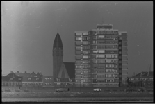 20719-7-35 Vanaf de Nieuwe Maas een oeverimpressie van bebouwing in Schiedam-Zuid.