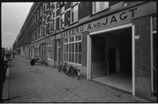 20721-5-13 Bakkerij A. van der Jagt, brood, beschuit en koek in de Roentgenstraat.