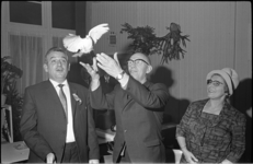 20722-2 Wethouder Roel Langerak (midden) laat een witte duif los tijdens de opening van de lustrumtentoonstelling van ...