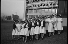 20729-7-44 Verpleegsters in opleiding staan voor het Ikazia-Ziekenhuis bij het Zuidplein. Links op de achtergrond de ...