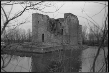 20732-3-19 De ruïne Ravesteyn (Slot Heenvliet) in het dorp Heenvliet.