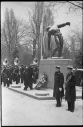 20740-1-18 Jaarlijkse herdenking van het Korps Mariniers op de Algemene Begraafplaats Crooswijk bij monument 'Vallende Man'.