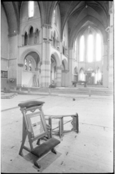 20748-3-14 Achtergebleven bidstoel in de kerkruimte tijdens afbraak Ignatius en Laurentiuskathedraal van bisdom ...