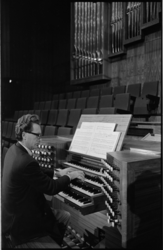 20752-7-37 Portret van organist Arie J. Keijzer aan de speeltafel van het Doelen-orgel..