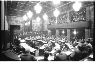 20828-1-25 De raadszaal in het stadhuis tijdens het debat in de gemeenteraad over een wekelijkse koopavond op vrijdag.