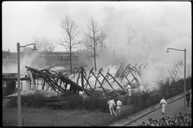 2085-3 Verbrande staketsels vormen macaber beeld van negen klaslokalen van een houten scholencomplex aan de ...